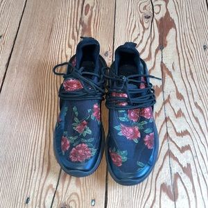 Unisex Trendy shoes with colored Roses